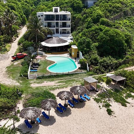 Manta Raya Hotel - Right On The Beach Cuatunalco エクステリア 写真