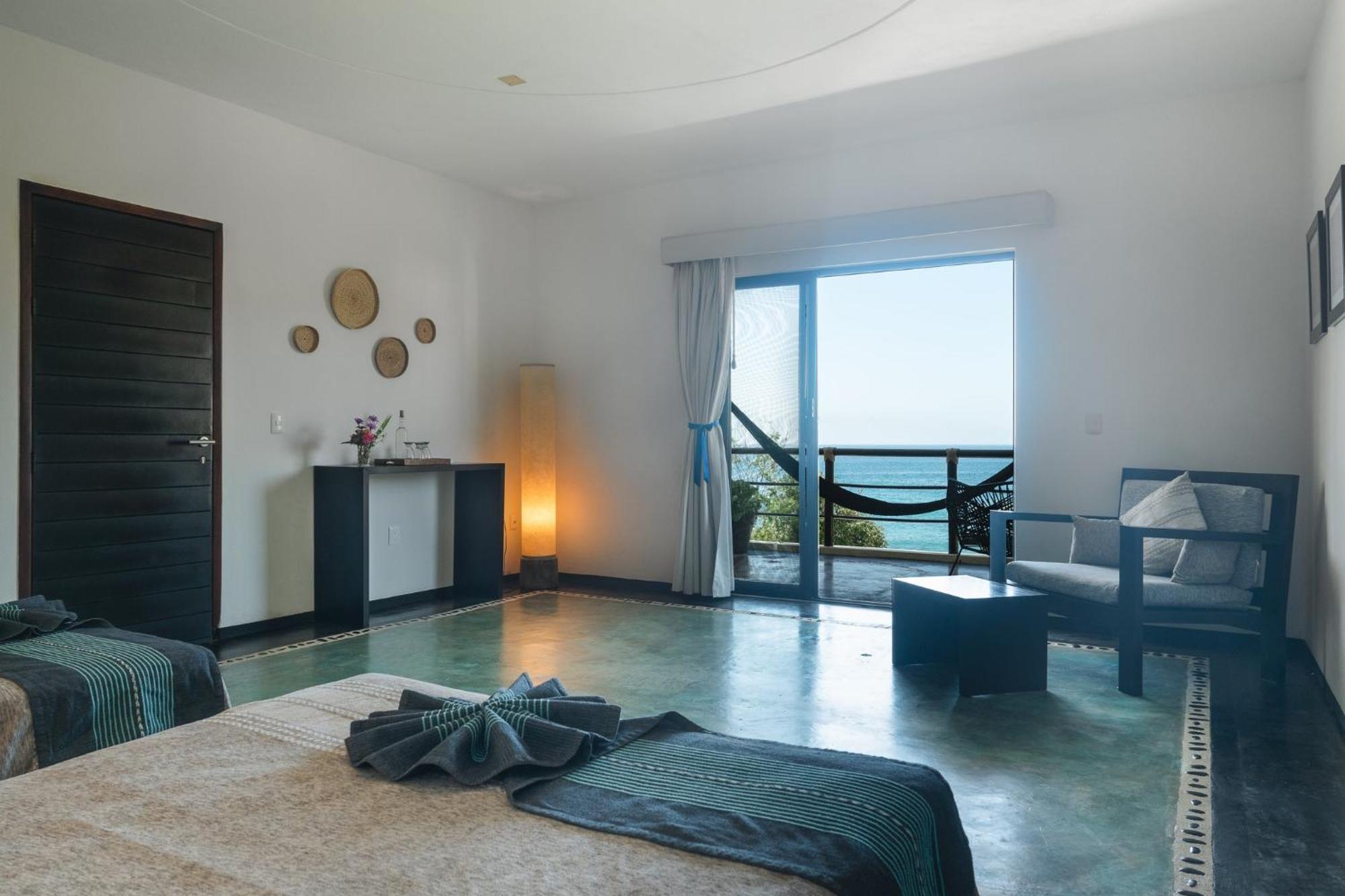 Manta Raya Hotel - Right On The Beach Cuatunalco エクステリア 写真