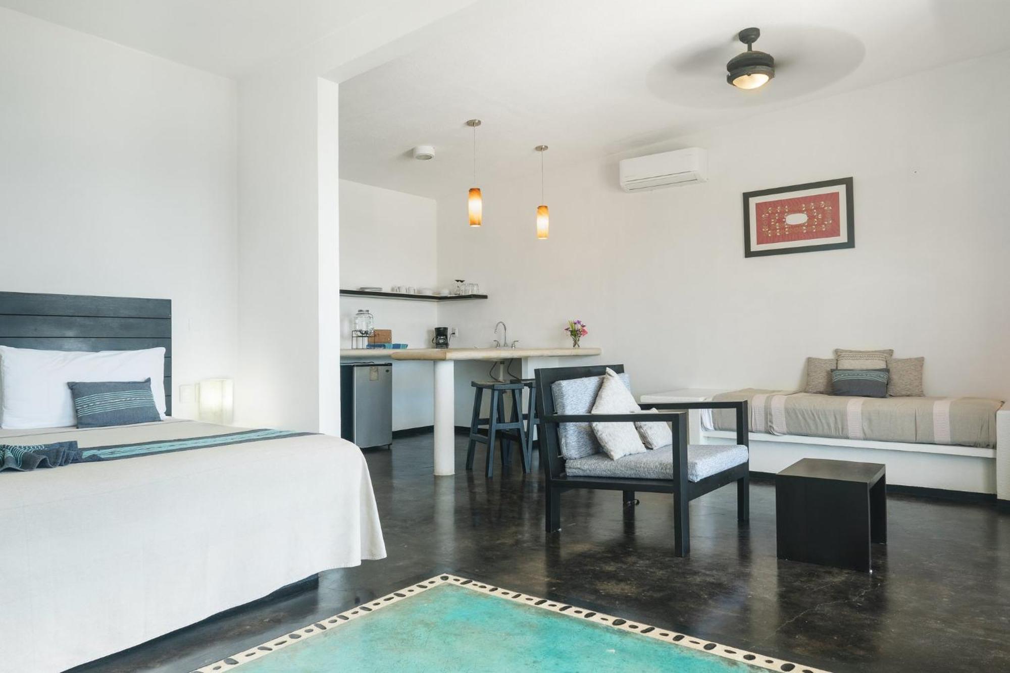 Manta Raya Hotel - Right On The Beach Cuatunalco エクステリア 写真