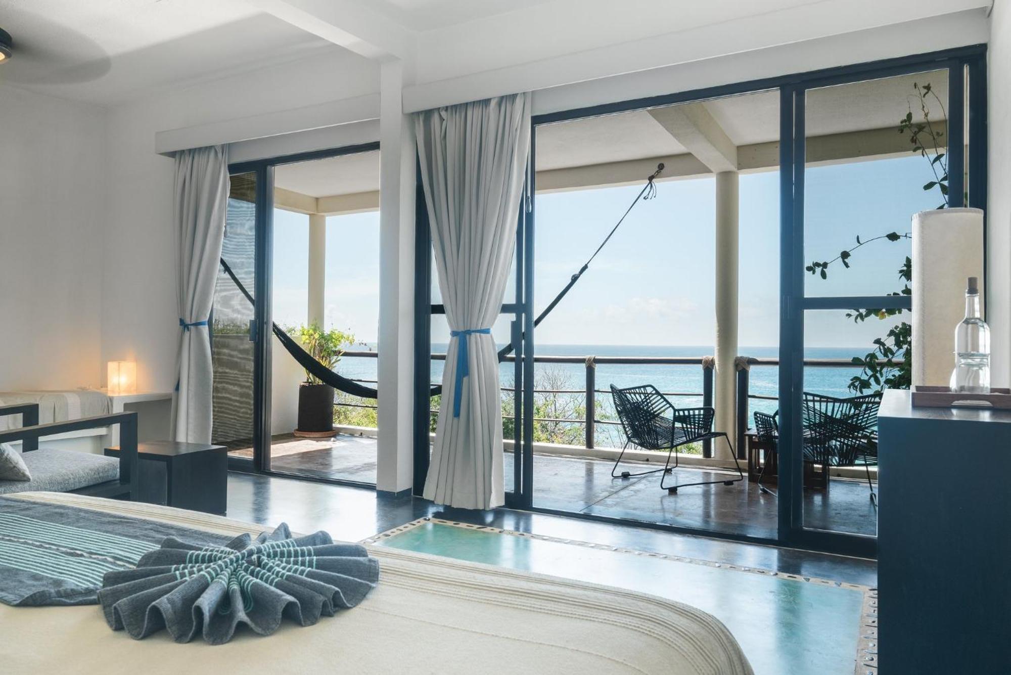Manta Raya Hotel - Right On The Beach Cuatunalco エクステリア 写真