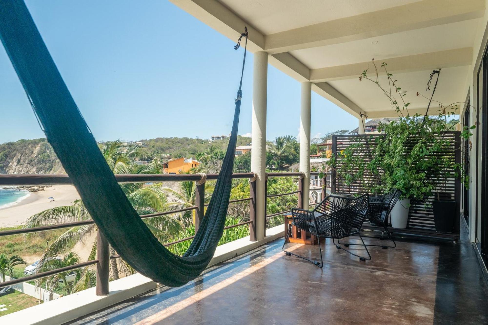 Manta Raya Hotel - Right On The Beach Cuatunalco エクステリア 写真