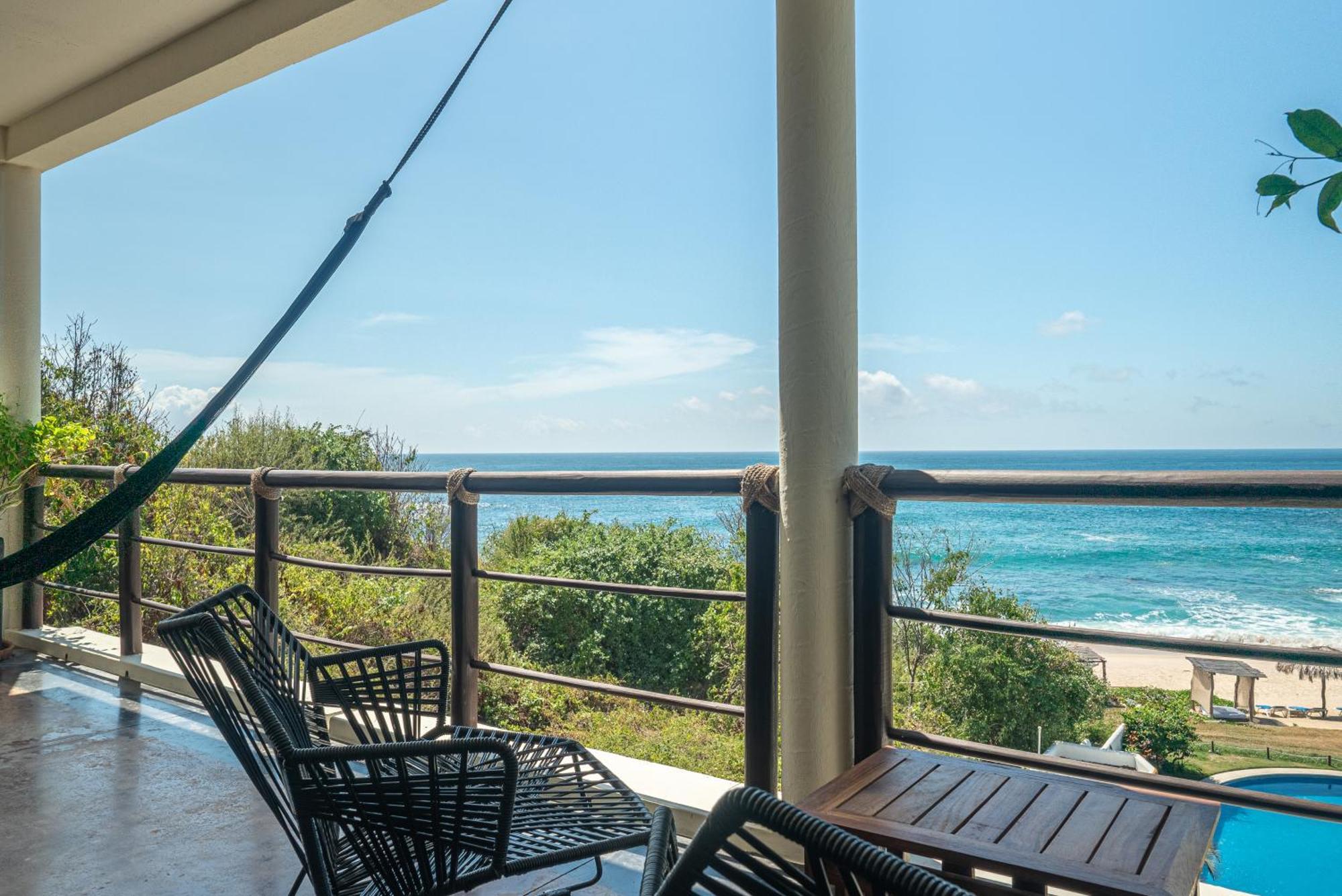 Manta Raya Hotel - Right On The Beach Cuatunalco エクステリア 写真