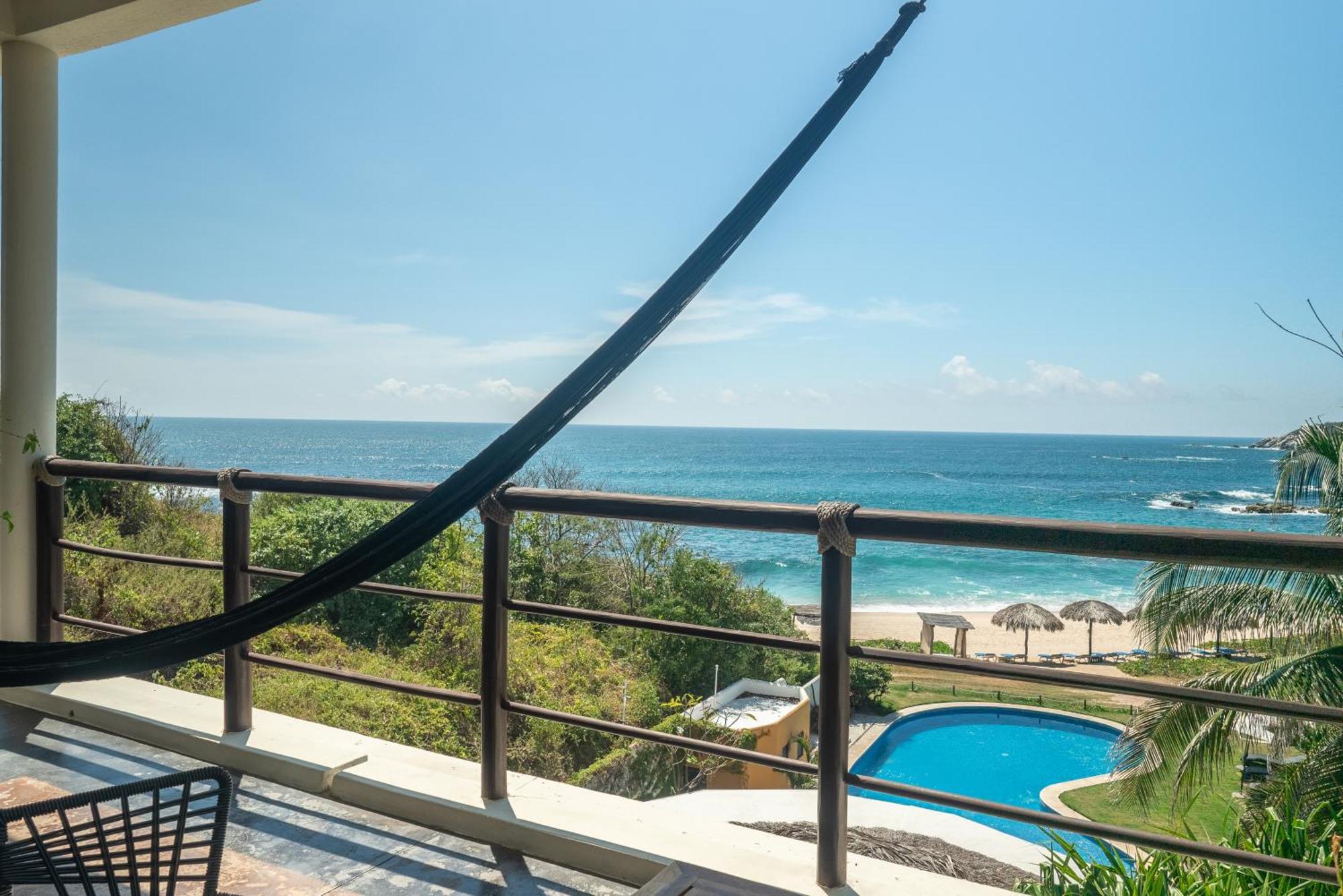 Manta Raya Hotel - Right On The Beach Cuatunalco エクステリア 写真