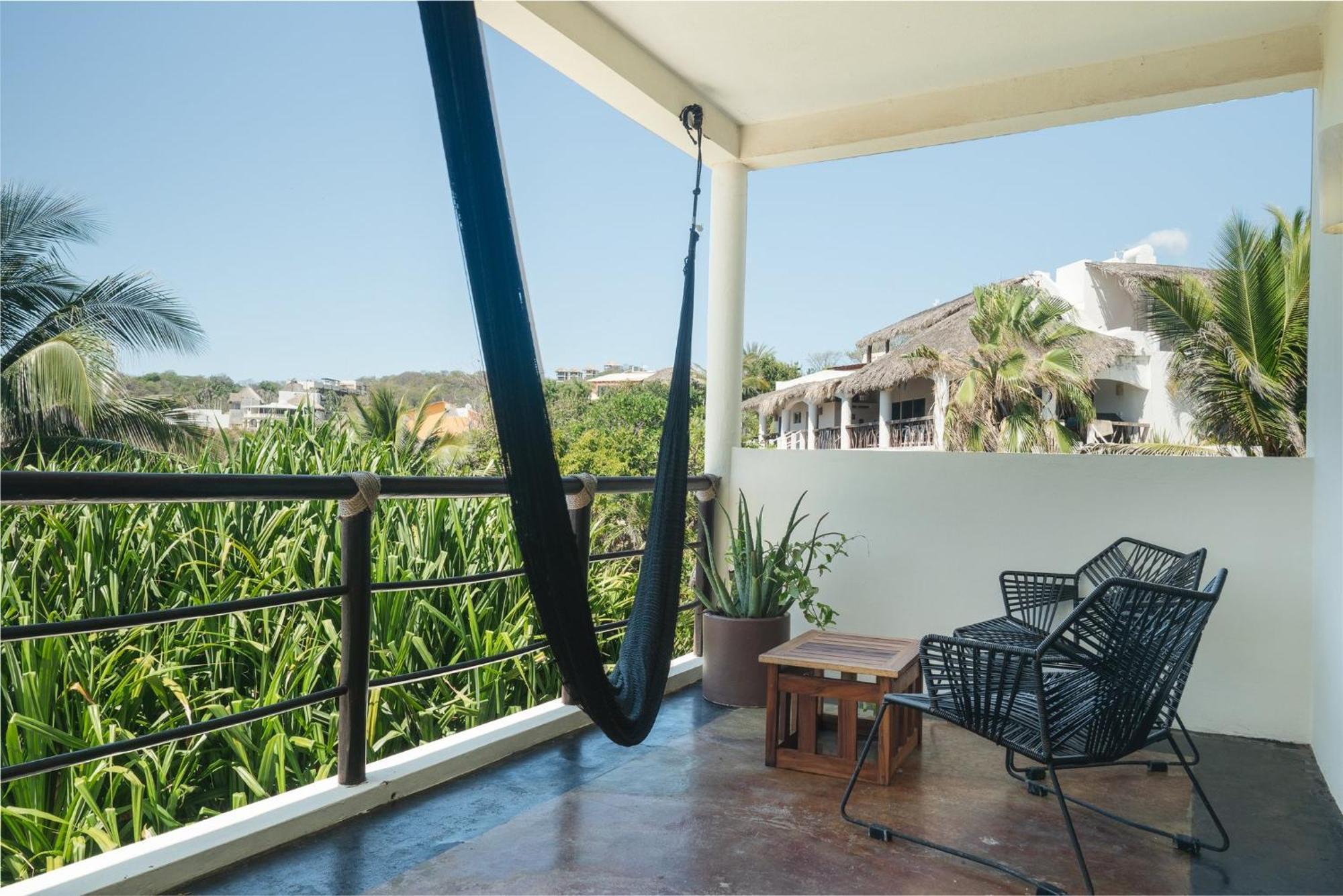 Manta Raya Hotel - Right On The Beach Cuatunalco エクステリア 写真