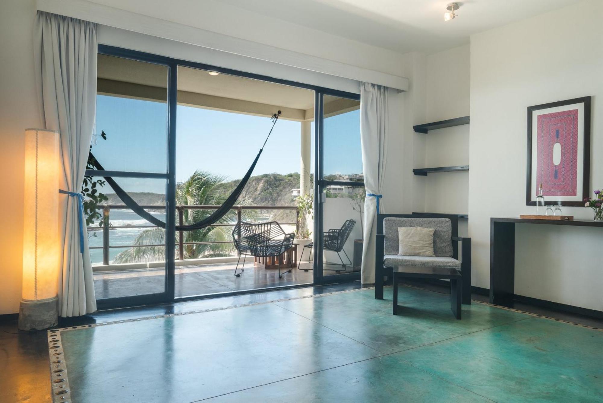 Manta Raya Hotel - Right On The Beach Cuatunalco エクステリア 写真