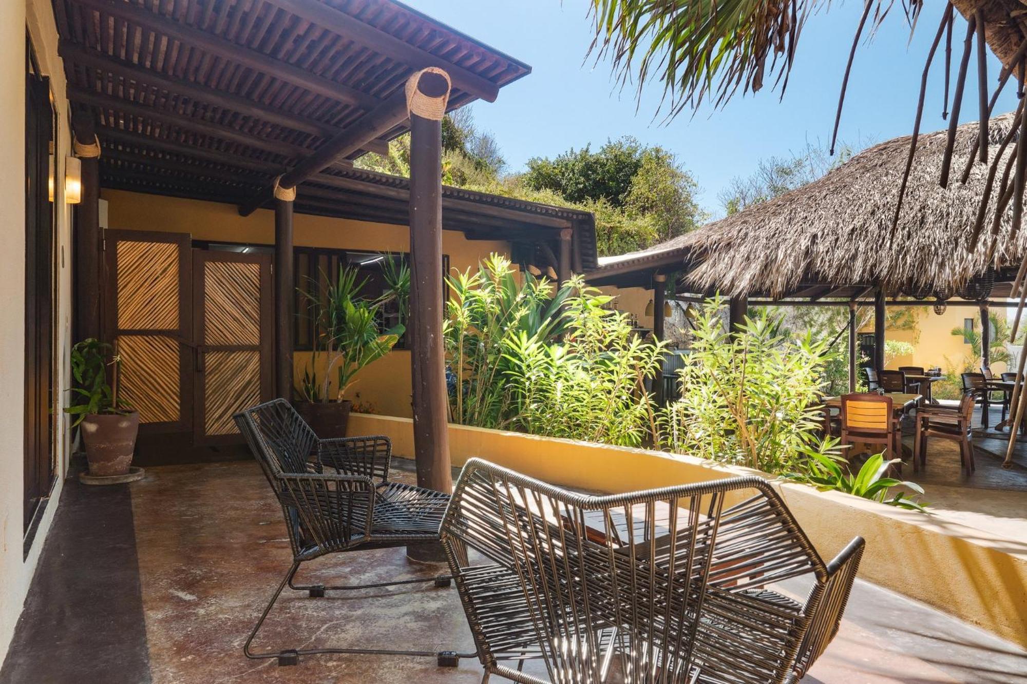 Manta Raya Hotel - Right On The Beach Cuatunalco エクステリア 写真
