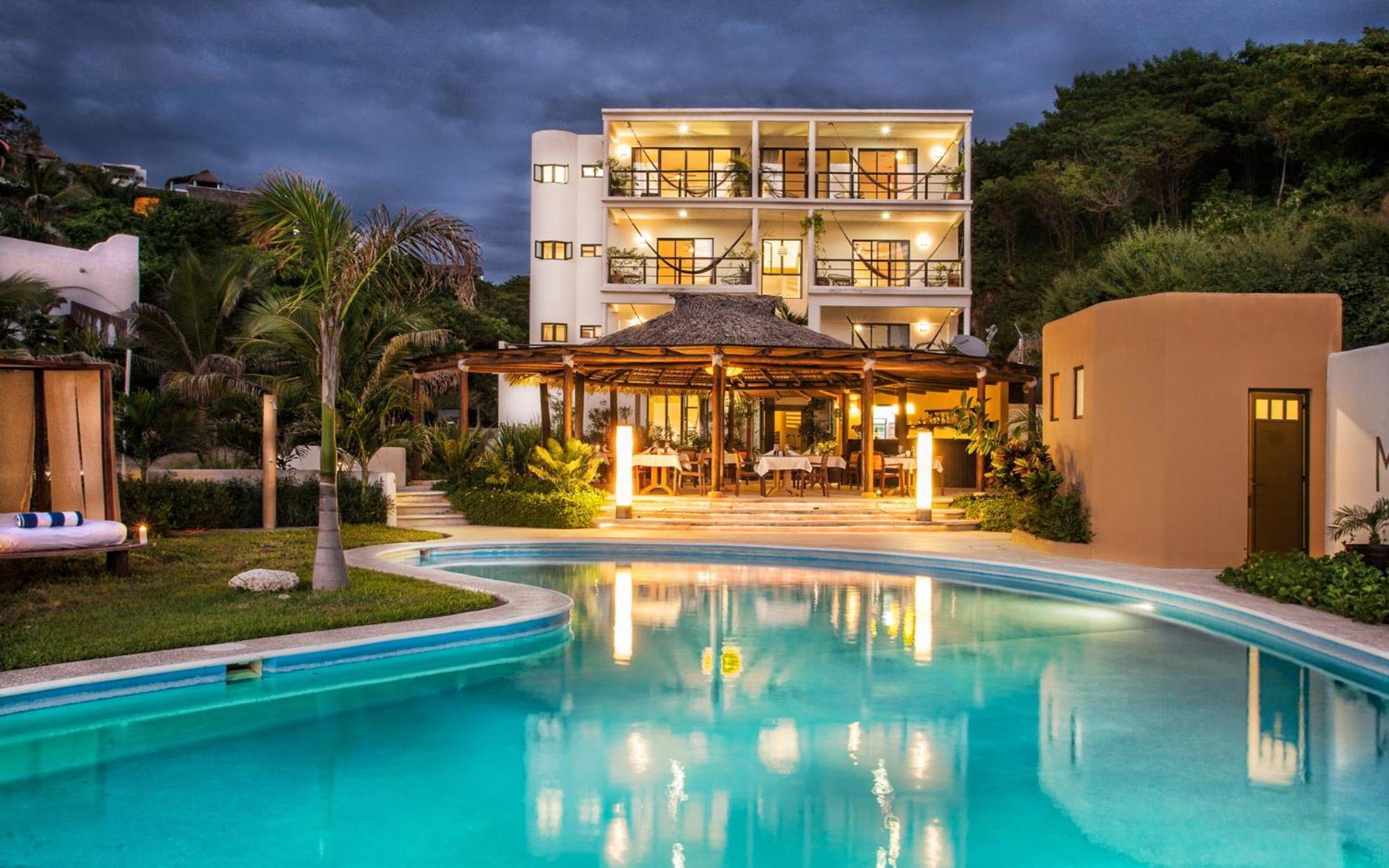 Manta Raya Hotel - Right On The Beach Cuatunalco エクステリア 写真