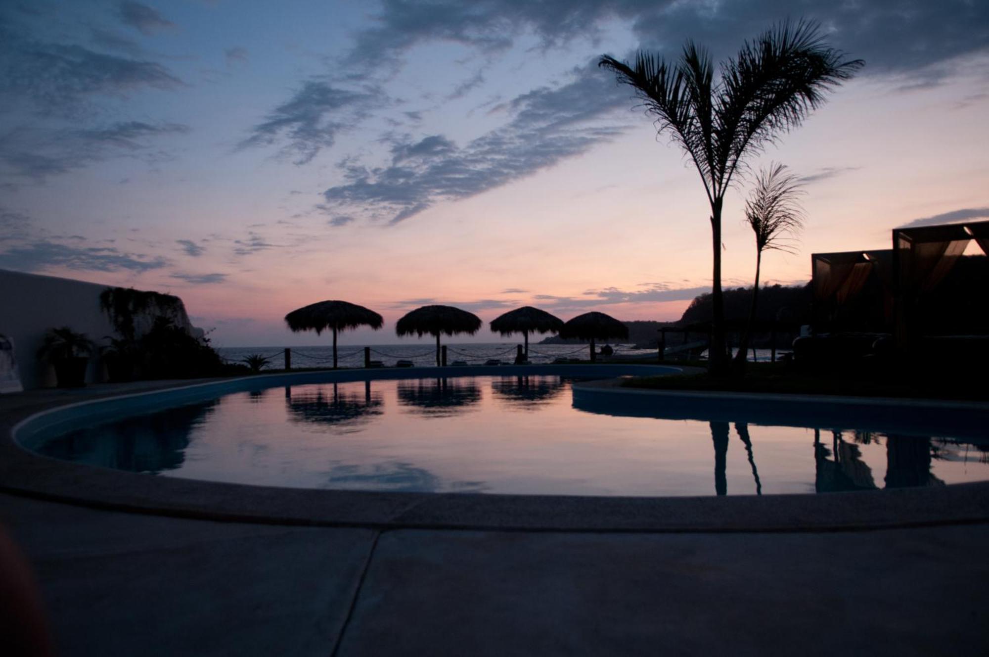 Manta Raya Hotel - Right On The Beach Cuatunalco エクステリア 写真