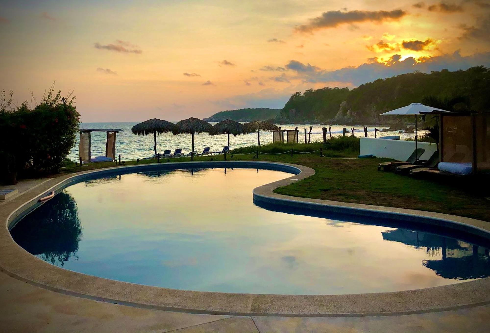 Manta Raya Hotel - Right On The Beach Cuatunalco エクステリア 写真