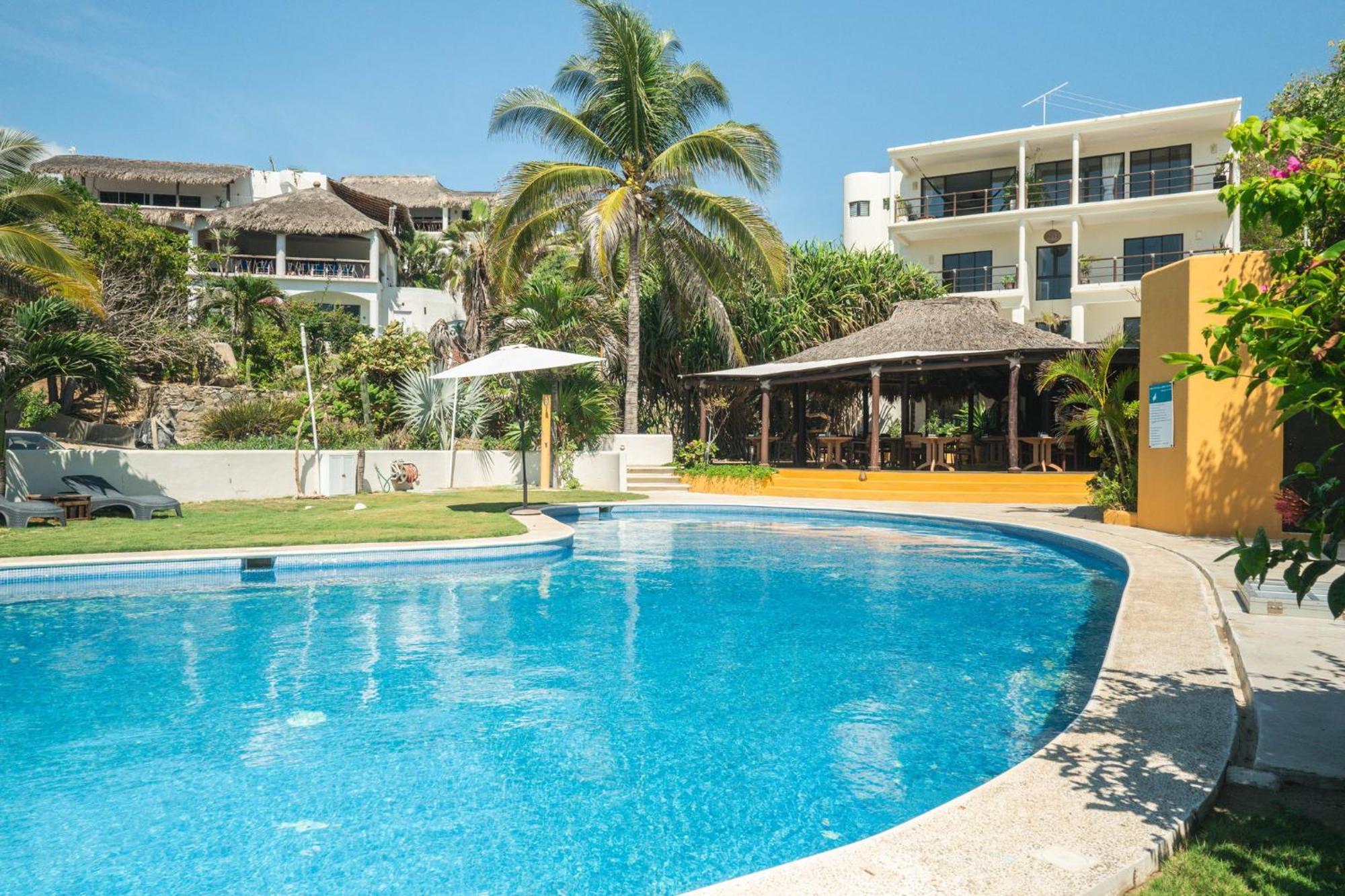 Manta Raya Hotel - Right On The Beach Cuatunalco エクステリア 写真