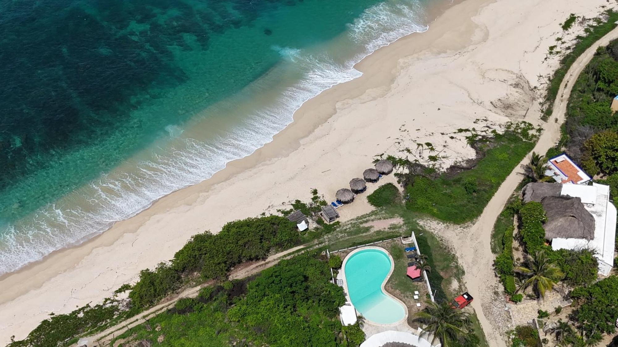 Manta Raya Hotel - Right On The Beach Cuatunalco エクステリア 写真