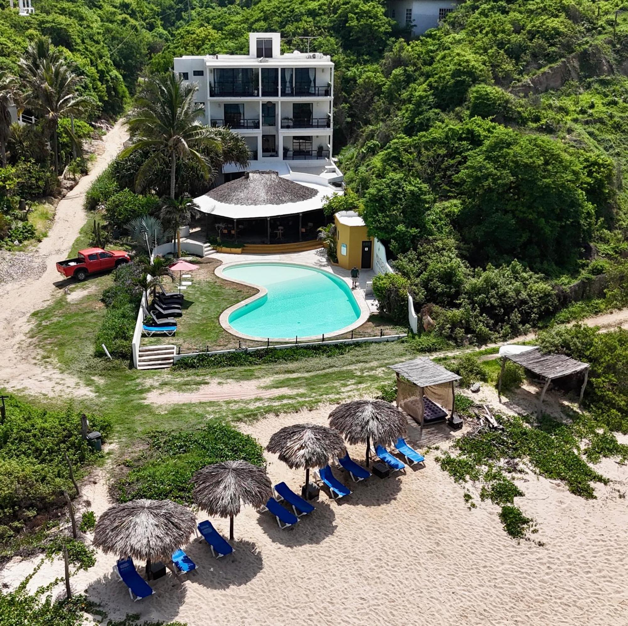 Manta Raya Hotel - Right On The Beach Cuatunalco エクステリア 写真