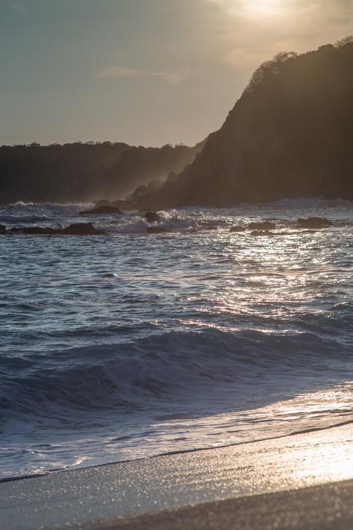 Manta Raya Hotel - Right On The Beach Cuatunalco エクステリア 写真
