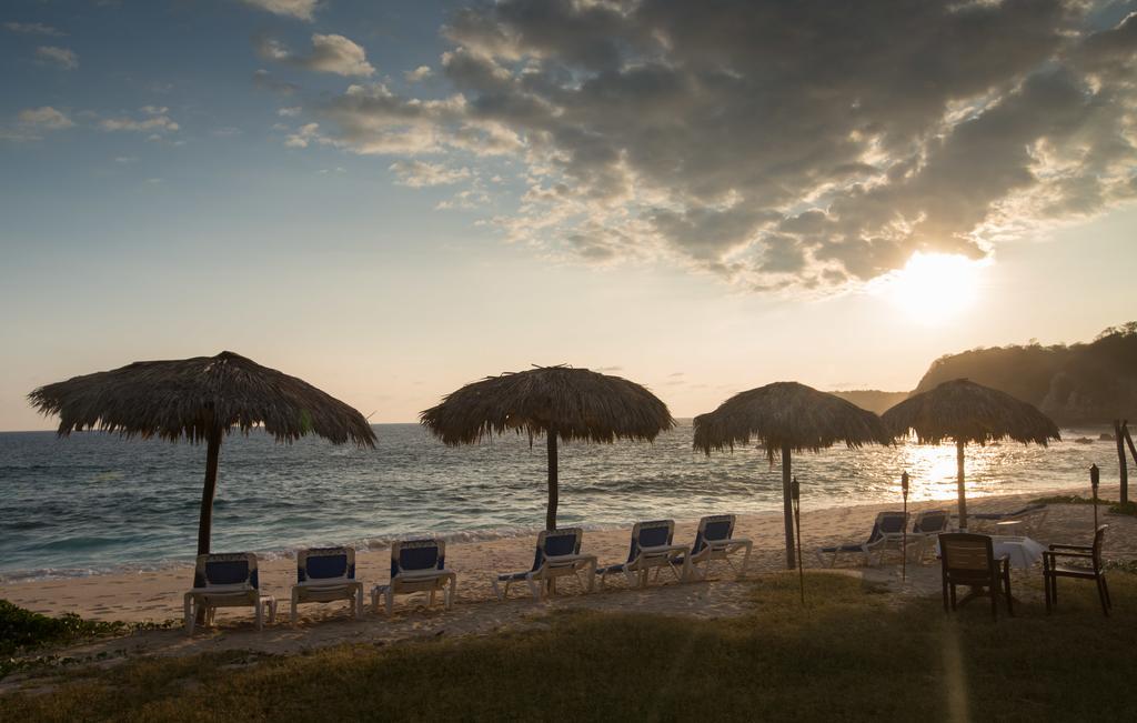 Manta Raya Hotel - Right On The Beach Cuatunalco エクステリア 写真