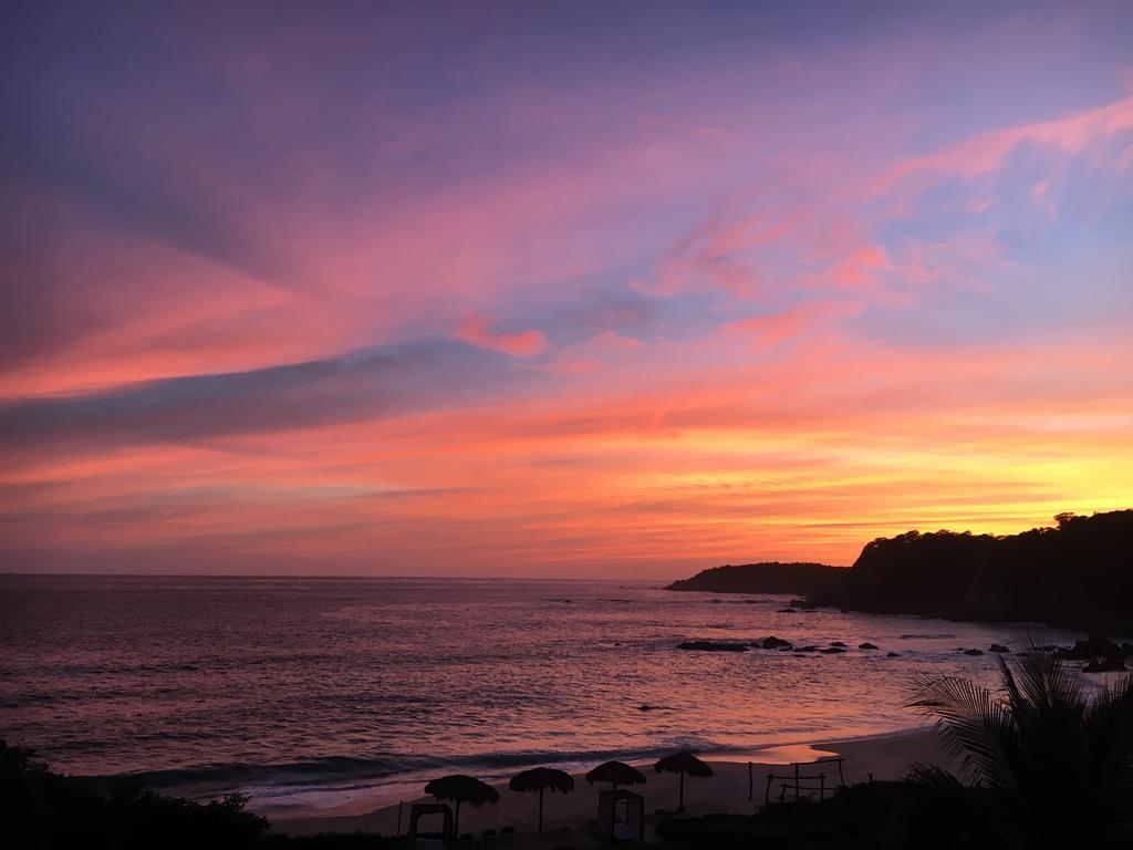 Manta Raya Hotel - Right On The Beach Cuatunalco エクステリア 写真