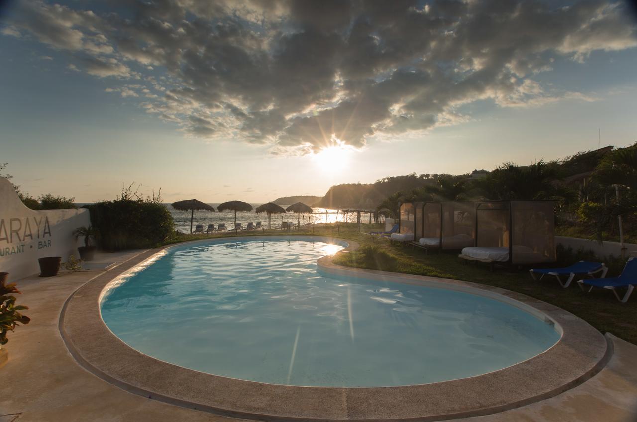 Manta Raya Hotel - Right On The Beach Cuatunalco エクステリア 写真