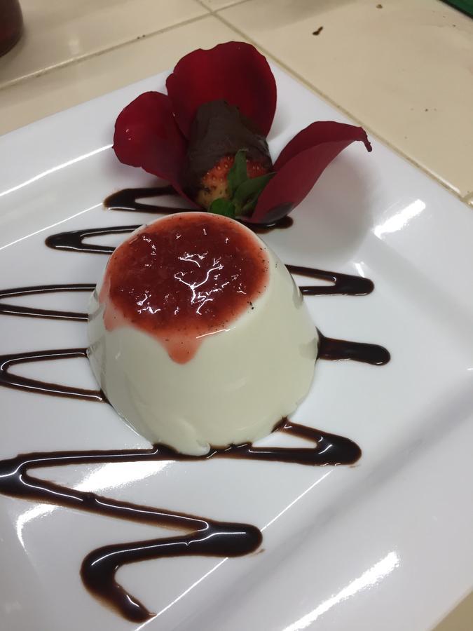 Manta Raya Hotel - Right On The Beach Cuatunalco エクステリア 写真