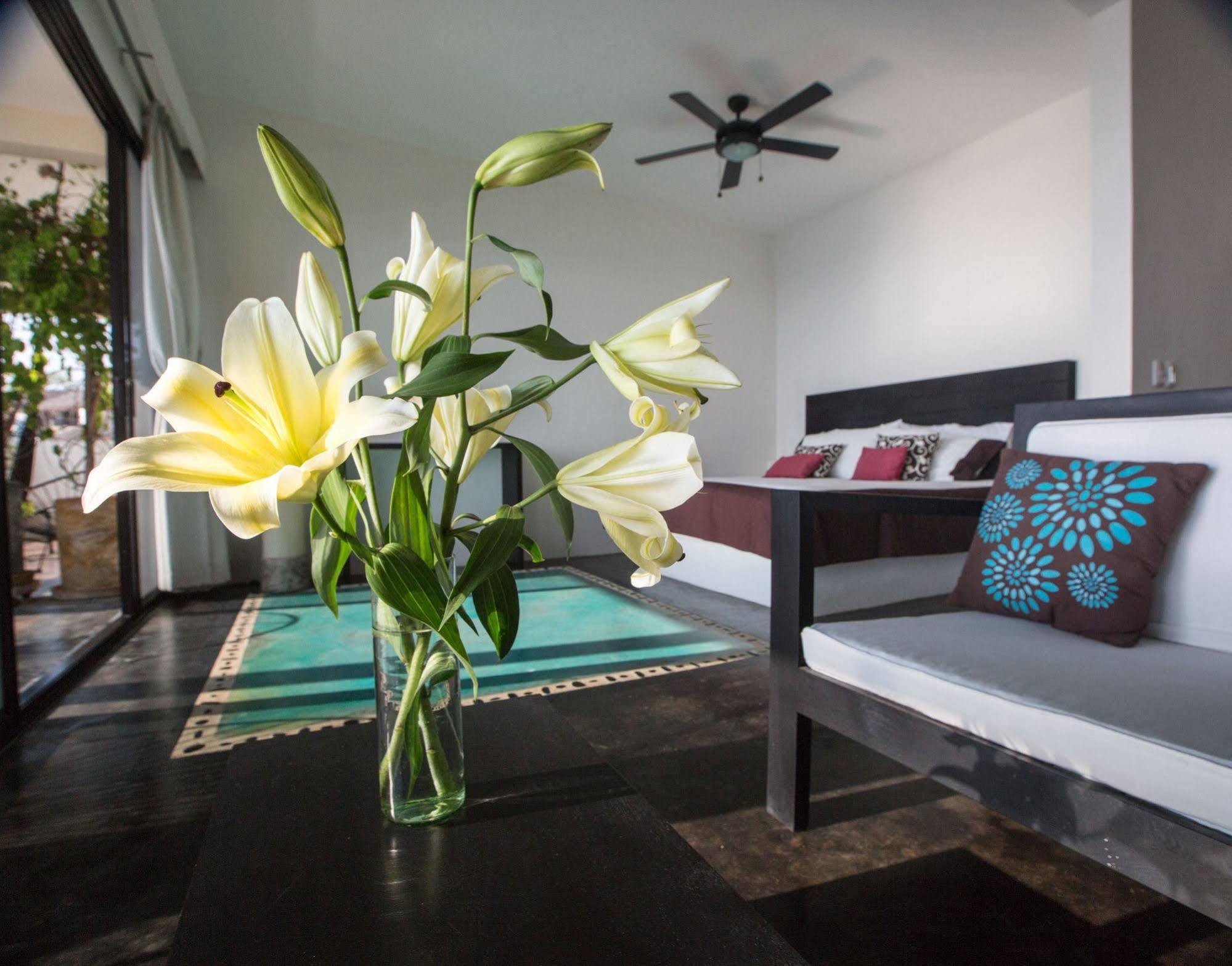 Manta Raya Hotel - Right On The Beach Cuatunalco エクステリア 写真