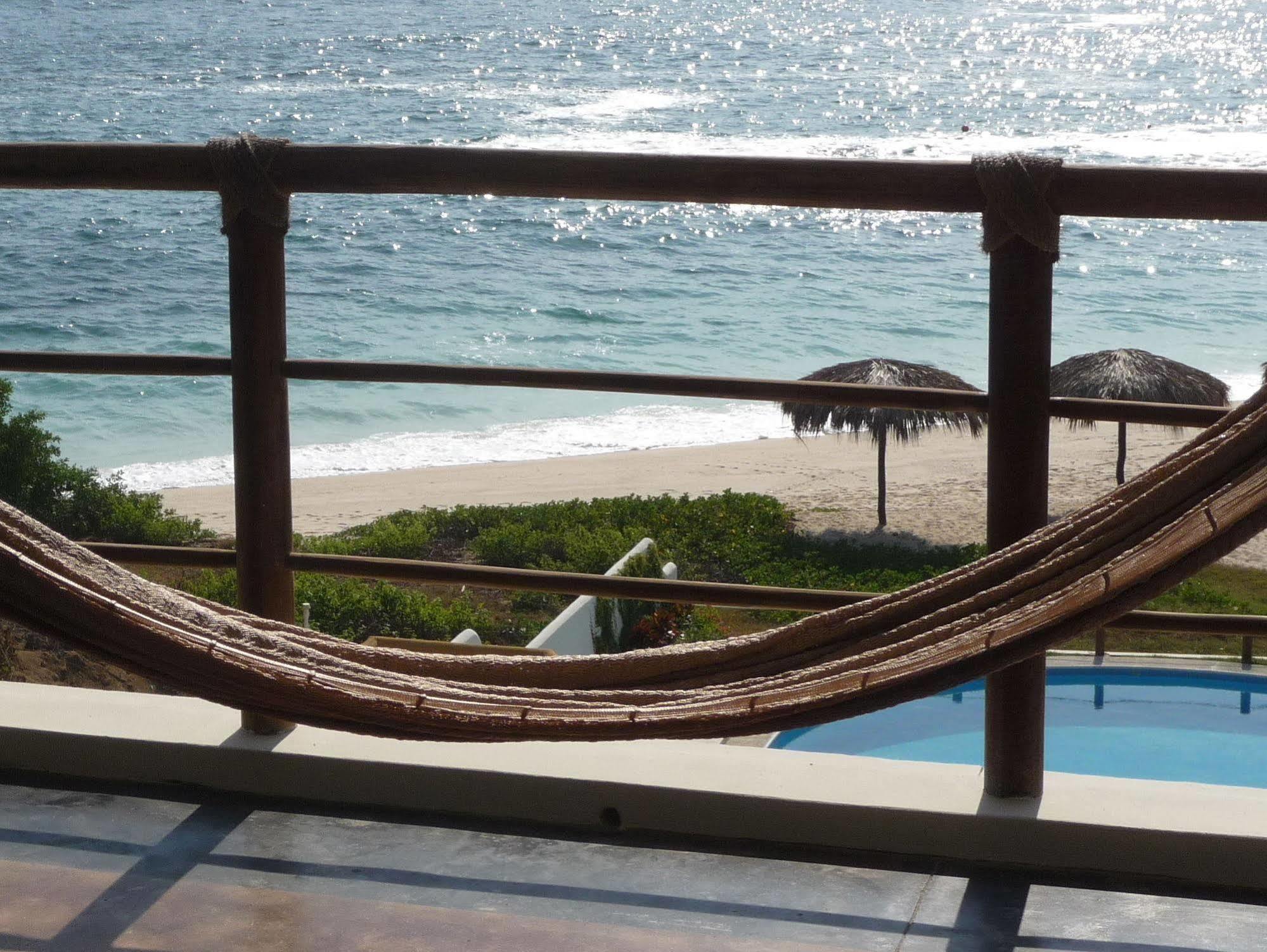 Manta Raya Hotel - Right On The Beach Cuatunalco エクステリア 写真
