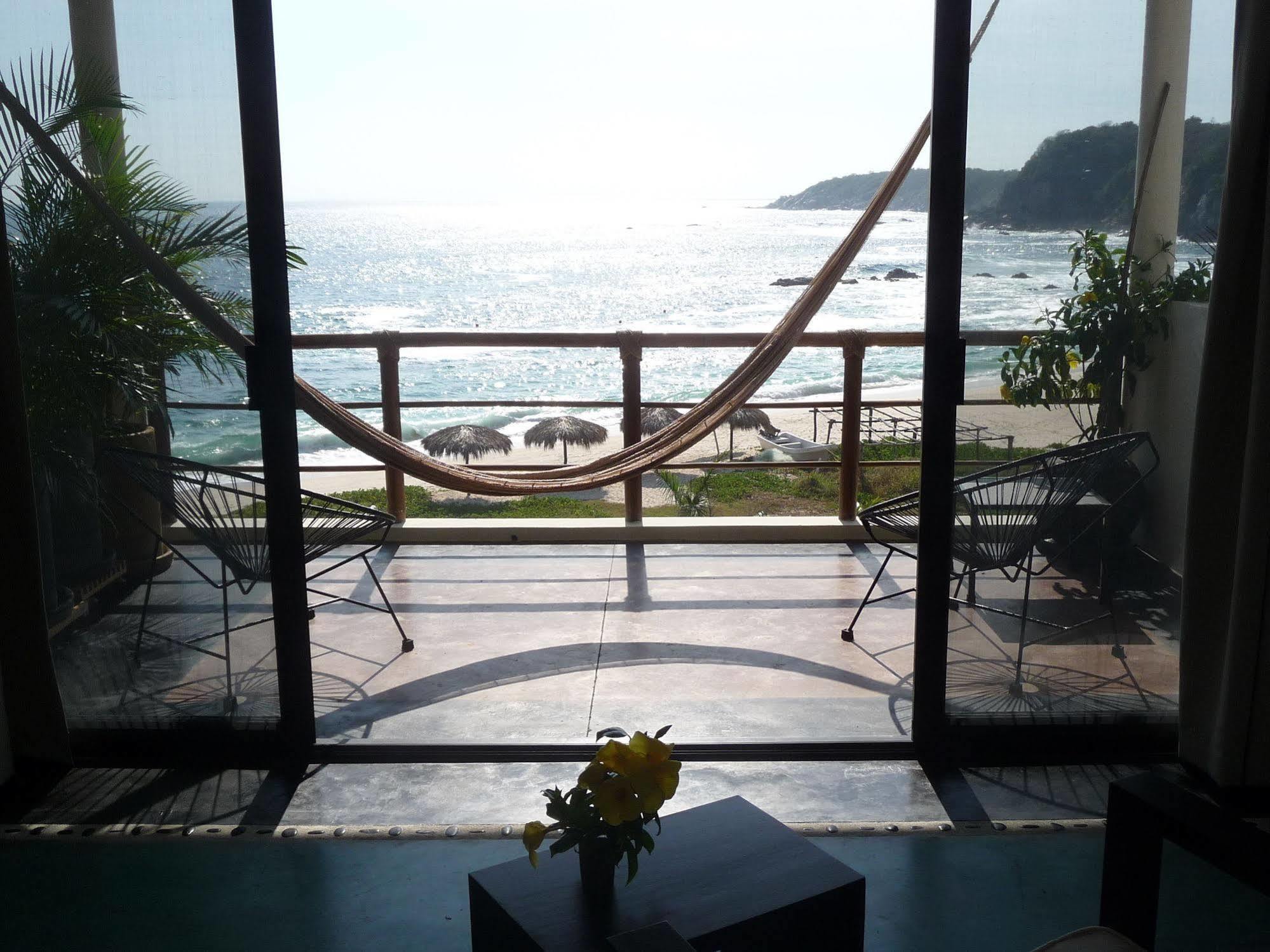 Manta Raya Hotel - Right On The Beach Cuatunalco エクステリア 写真