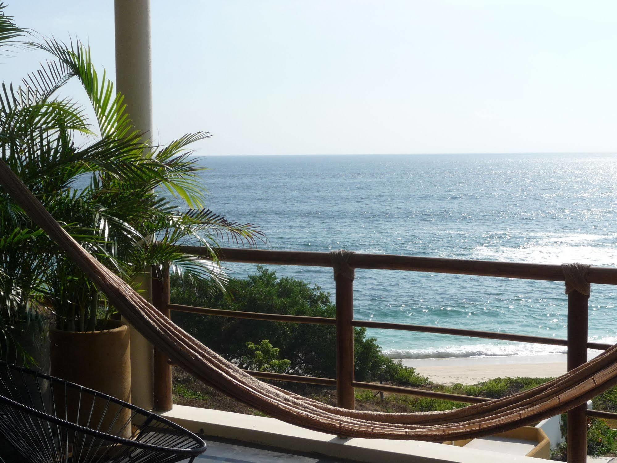 Manta Raya Hotel - Right On The Beach Cuatunalco エクステリア 写真